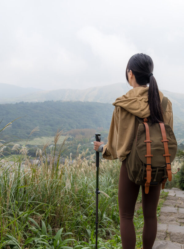 woman hiking yangmingshan